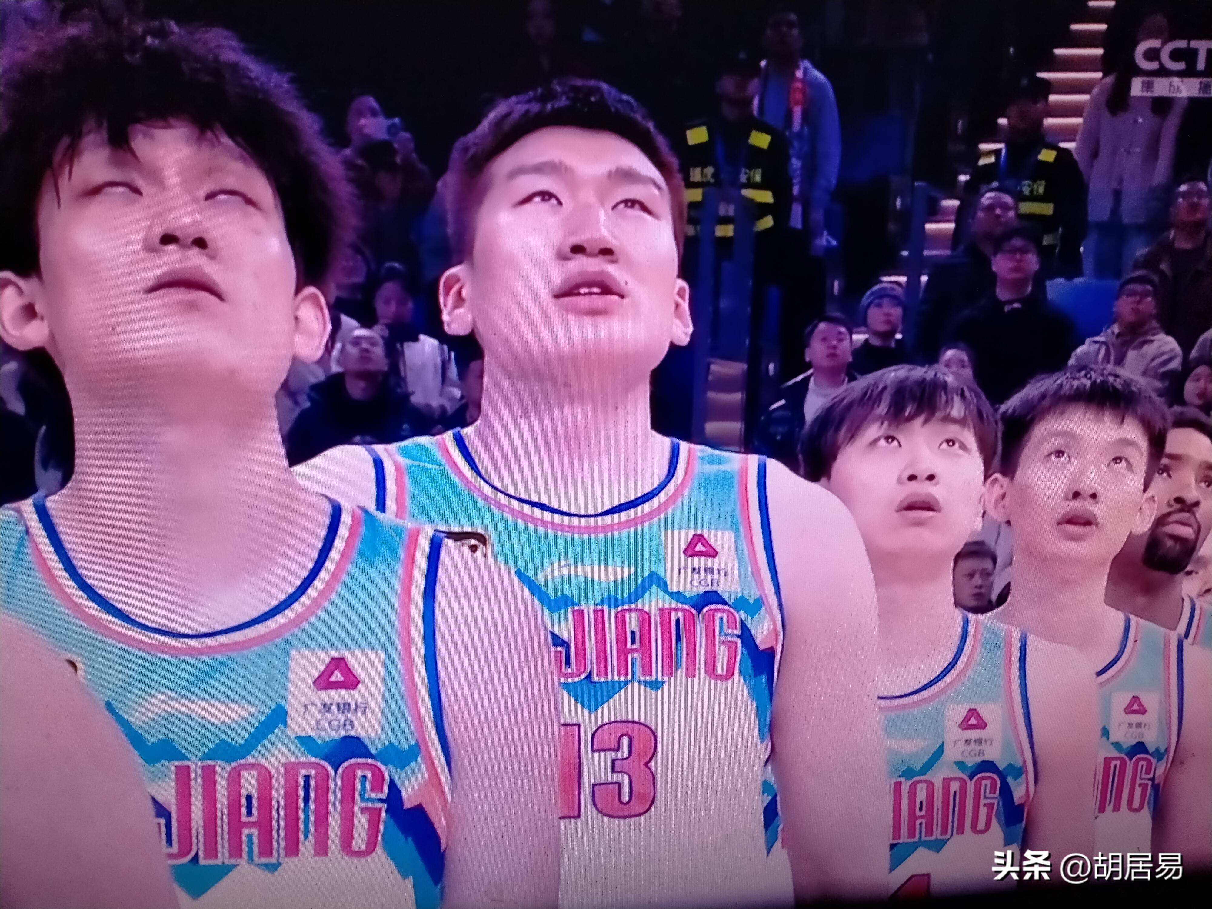  新疆男篮首回合险胜菲尼克斯太阳，塔图姆砍下5记关键球，全场沸腾