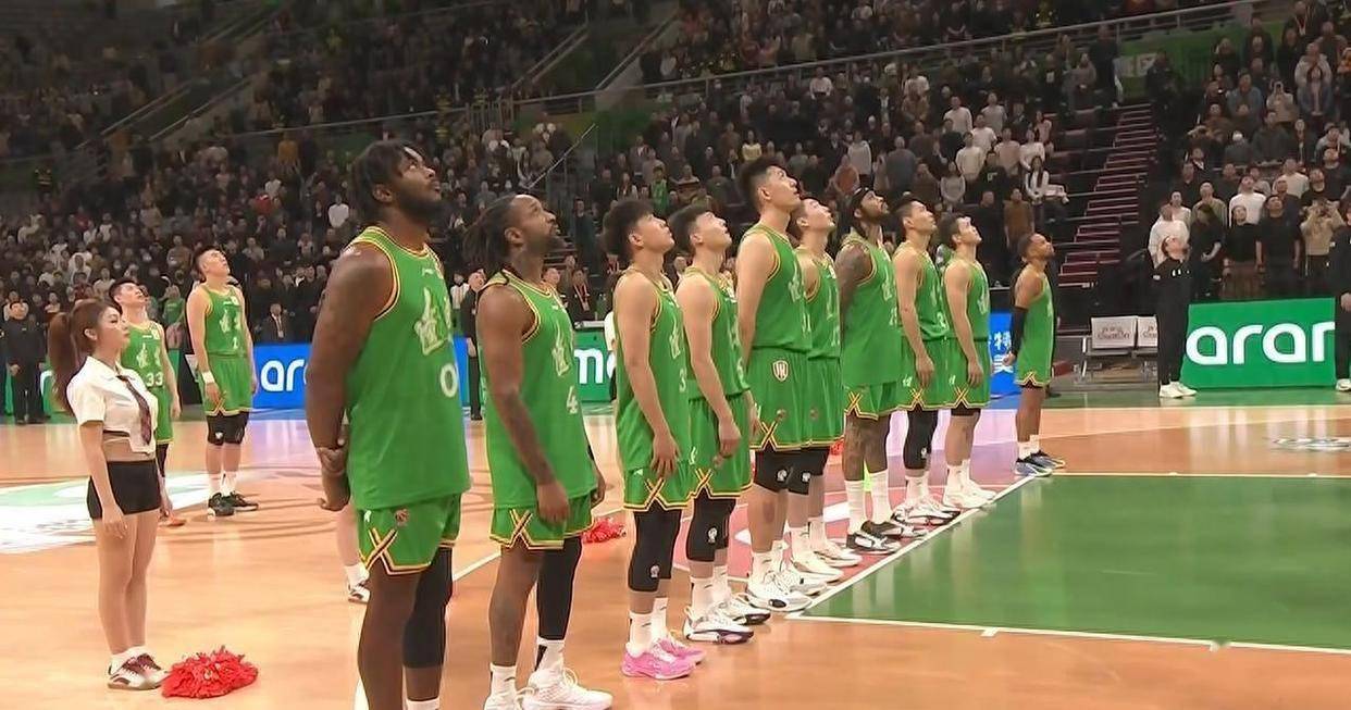 包含又见绝平！广厦男篮与密尔沃基雄鹿鏖战至终场，维尼修斯读秒救主的词条