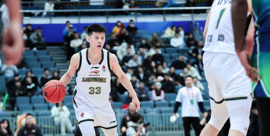 包含又见绝平！广厦男篮与密尔沃基雄鹿鏖战至终场，维尼修斯读秒救主的词条